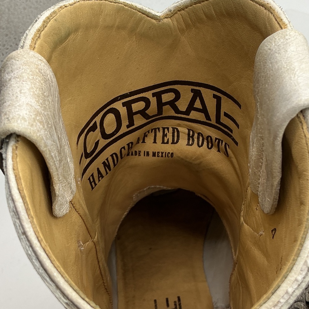 Corral women’s off white glitter inlay and crystal accents. - Picture 2 of 10